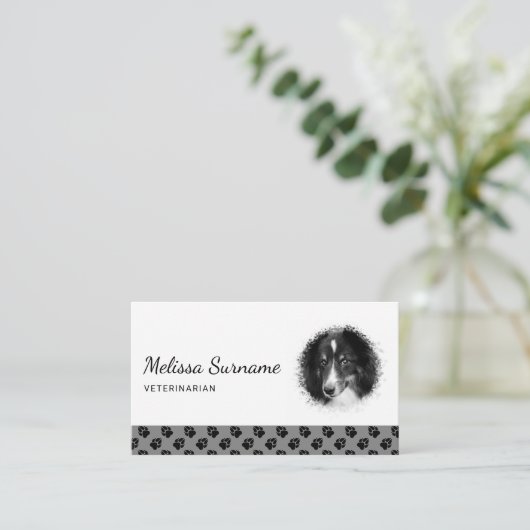 Aangepast fotosjabloon met zwarte poten op grijs visitekaartje (Staand voorkant)