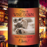 Aangepast Funny Cat Foto Birthday Wine Label Wijn Etiket<br><div class="desc">Het etiket van de wijn met uw eigen douanefoto die door een kunstmatig geschilderd ontwerp met het gouden lijst van het roos en uw douaneteksten wordt gevormd. Mooi voor een verjaardag en elke andere gelegenheid.</div>