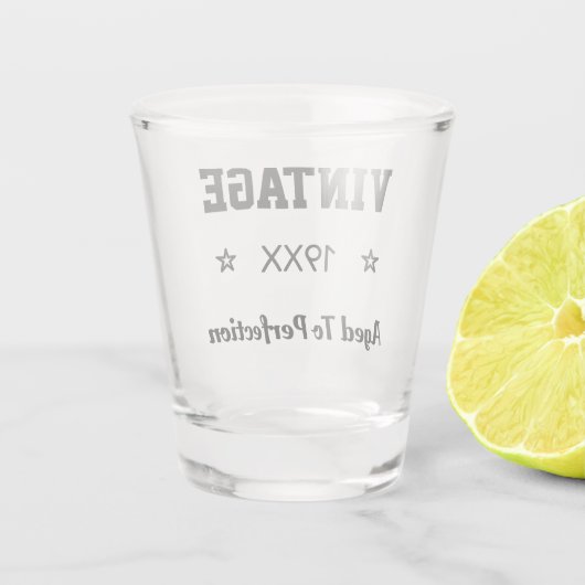 Aangepast geboortejaar tot in de perfectie geschot shot glas (Achterkant)