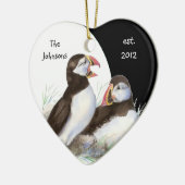 Aangepast gedateerd gezinsmonogram en Puffins voge Keramisch Ornament (Links)