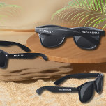 Aangepast gepersonaliseerde naam voor bruiloft Gro Zonnebrillen<br><div class="desc">Het huwelijk Groomsman Modern Persoonlijke Zonnebrillen van de Naam van de Aangepast kenmerkt een gepersonaliseerd ontwerp met jouw naam en "Groomsman" in stijlvol elegant wit manuscript. Geef de tekst in de tekstvakjes uit die worden verstrekt om te personaliseren. Ontworpen door ©Evco Studio www.zazzle.com/store/evcostudio</div>