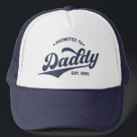 Aangepast gepromoveerd tot Daddy New Dad Vaderdag Trucker Pet<br><div class="desc">Custom Promoted to Daddy New Dad Vaderdag T-Shirt: een perfect cadeau voor de eerste keer vaders! Dit t-shirt is aanpasbaar met een aangepast jaar, waardoor het geweldig is voor baby showers, vaderschapsverlof of het dagelijks leven van de vader.</div>