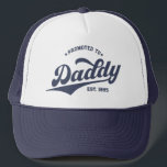 Aangepast gepromoveerd tot Daddy New Dad Vaderdag Trucker Pet<br><div class="desc">Custom Promoted to Daddy New Dad Vaderdag T-Shirt: een perfect cadeau voor de eerste keer vaders! Dit t-shirt is aanpasbaar met een aangepast jaar,  waardoor het geweldig is voor baby showers,  vaderschapsverlof of het dagelijks leven van de vader.</div>