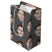 Aangepast gezicht gepersonaliseerde verjaardag huw medium cadeauzakje (Voorkant Gekanteld)