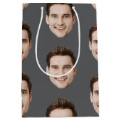 Aangepast gezicht gepersonaliseerde verjaardag huw medium cadeauzakje (Voorkant)