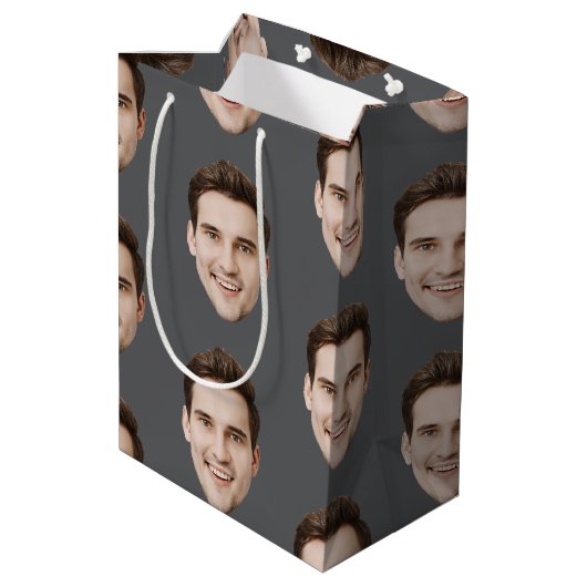 Aangepast gezicht gepersonaliseerde verjaardag huw medium cadeauzakje (Achterkant Gekanteld)
