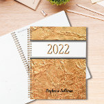 Aangepast goud planner<br><div class="desc">Deze elegant Planner is versierd met een getextureerd effect afdruk in faux goud. Pas het aan door de naam en het jaar te veranderen.</div>