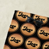 Aangepast goud & zwart bedrijfslogo patroon strandlaken (In situ)