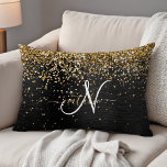 Aangepast goudglitter zwart monogram accent kussen<br><div class="desc">Pas dit trendy elegante accuseullow-ontwerp met  gouden mousserende glitter op een zwarte geborstelde metalen achtergrond eenvoudig aan.</div>