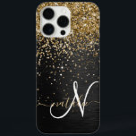Aangepast goudglitter zwart monogram iPhone 16 pro max hoesje<br><div class="desc">Pas dit trendy elegante telefoondoosontwerp met  gouden mousserende glitter op een zwarte geborstelde metalen achtergrond eenvoudig aan.</div>
