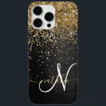 Aangepast goudglitter zwart monogram iPhone 16 pro max hoesje<br><div class="desc">Pas dit trendy elegante telefoondoosontwerp met  gouden mousserende glitter op een zwarte geborstelde metalen achtergrond eenvoudig aan.</div>