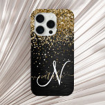 Aangepast goudglitter zwart monogram iPhone 15 pro case<br><div class="desc">Pas dit trendy elegante telefoondoosontwerp met  gouden mousserende glitter op een zwarte geborstelde metalen achtergrond eenvoudig aan.</div>