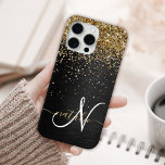 Aangepast goudglitter zwart monogram iPhone 15 pro max hoesje<br><div class="desc">Pas dit trendy elegante telefoondoosontwerp met  gouden mousserende glitter op een zwarte geborstelde metalen achtergrond eenvoudig aan.</div>