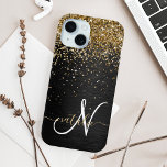 Aangepast goudglitter zwart monogram iPhone 15 case<br><div class="desc">Pas dit trendy elegante telefoondoosontwerp met  gouden mousserende glitter op een zwarte geborstelde metalen achtergrond eenvoudig aan.</div>