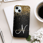 Aangepast goudglitter zwart monogram iPhone 15 mini hoesje<br><div class="desc">Pas dit trendy elegante telefoondoosontwerp met  gouden mousserende glitter op een zwarte geborstelde metalen achtergrond eenvoudig aan.</div>