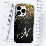 Aangepast goudglitter zwart monogram Case-Mate iPhone 14 pro hoesje<br><div class="desc">Pas dit trendy elegante telefoondoosontwerp met  gouden mousserende glitter op een zwarte geborstelde metalen achtergrond eenvoudig aan.</div>