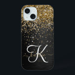 Aangepast goudglitter zwart monogram iPhone 15 case<br><div class="desc">Pas dit trendy elegante telefoondoosontwerp met  gouden mousserende glitter op een zwarte geborstelde metalen achtergrond eenvoudig aan.</div>