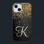 Aangepast goudglitter zwart monogram iPhone 15 case<br><div class="desc">Pas dit trendy elegante telefoondoosontwerp met  gouden mousserende glitter op een zwarte geborstelde metalen achtergrond eenvoudig aan.</div>