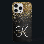 Aangepast goudglitter zwart monogram iPhone 15 pro max case<br><div class="desc">Pas dit trendy elegante telefoondoosontwerp met  gouden mousserende glitter op een zwarte geborstelde metalen achtergrond eenvoudig aan.</div>