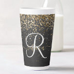 Aangepast goudglitter zwart monogram latte mok<br><div class="desc">Pas dit trendy elegante latte mok met  gouden mousserende glitter op een zwarte geborstelde metalen achtergrond eenvoudig aan.</div>