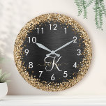 Aangepast goudglitter zwart monogram ronde klok<br><div class="desc">Pas dit trendy elegante klokontwerp eenvoudig aan met  gouden mousserende glitter op een zwarte geborstelde metalen achtergrond.</div>