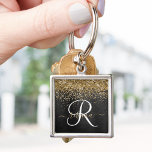 Aangepast goudglitter zwart monogram sleutelhanger<br><div class="desc">Maak dit trendy elegante ontwerp van de sleutelhanger eenvoudig aan te passen met  gouden mousserende glitter op een zwarte geborstelde metalen achtergrond.</div>