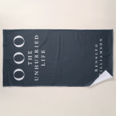 Aangepast Grappig Navy Blauw Wit OOO Minimalistisc Strandlaken (Voorkant)
