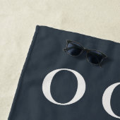 Aangepast Grappig Navy Blauw Wit OOO Minimalistisc Strandlaken (In situ)