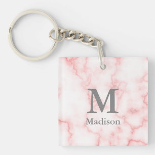 Aangepast grijs monogram en naam op roze marmer sleutelhanger