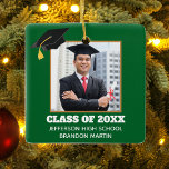Aangepast Groen Afstuderen Senior Portret Foto 202 Keramisch Ornament<br><div class="desc">Deze aangepaste groene gouden kerstversiering afstuderen uw afstuderen-foto onder een zwart afstudeerder pet. Personaliseer met uw klassenjaar,  school,  en noem voor een groot cadeau voor een graduerende student.</div>
