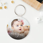 Aangepast handschrift voor de naam van Baby Foto Sleutelhanger<br><div class="desc">Creëer uw eigen gepersonaliseerde ronde sleutelhanger met uw douane moderne handgeschreven manuscriptnaam en favoriete baby foto.</div>