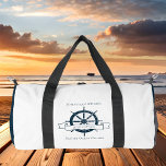 Aangepast  handvat Nautisch wiel Plunjezak<br><div class="desc">Chique custom boot kapitein plunjezak voor een oceaan liner bedrijf met een marine blauwe boot stuurwiel. Dit  nautische thema ontwerp is ideaal voor een scheepsroerganger in de buurt van het strand. Personaliseer met jouw naam.</div>