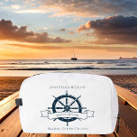 Aangepast  handvat Nautisch wiel Toilettasje<br><div class="desc">Chique aangepaste boot kapitein cosmetische tas voor een oceaan liner bedrijf met een marine blauwe boot stuurwiel. Dit  nautische thema ontwerp is ideaal voor een scheepsroerganger in de buurt van het strand. Personaliseer met jouw naam.</div>