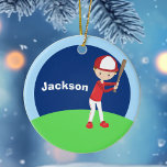 Aangepast honkbal Kind Keramisch Ornament<br><div class="desc">Cool aangepast honkbalspeler ornament voor een kind dat Little League of T Ball speelt. Dit schattige kerstcadeau is voorzien van een kind met een rood honkbaluniform en een knuppel tegen een blauwe achtergrond op een groen veld. Personaliseer door een naam in het wit aan de blauwe lucht toe te voegen....</div>