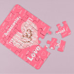 Aangepast huwelijksvoorstel wil je met me trouwen legpuzzel<br><div class="desc">Volg je hart en doe een verrassend leuk voorstel aan je vriendin om je hele leven als aandenken te blijven! Volledig aanpasbare mooie roze roos en witte liefde typografie met doodle kant harten patroon met verloving ringen in een grote lichtroze hart puzzel met zijn en haar namen popping de vraag:...</div>