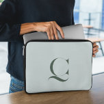 Aangepast Initiaal l Elegant Classy Groen Monogram Laptop Sleeve<br><div class="desc">Add Your Initiaal l Monogram Classy Soft Green laptophoes Deze laptophoes is gemaakt van zacht en licht materiaal dat uw laptop maximale bescherming biedt. Het heeft ook een stijlvol en stijlvol ontwerp met een monogram letter naar keuze,  waardoor het perfect is voor het personaliseren van uw laptop.</div>