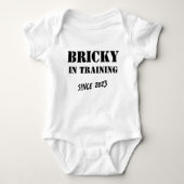 Aangepast jaar "Bricky in Training" Funny Bricklay Romper (Voorkant)