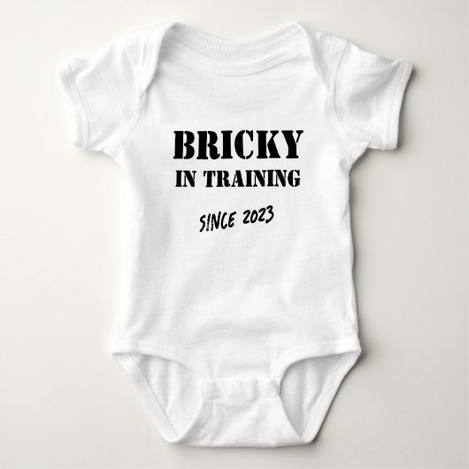 Aangepast jaar "Bricky in Training" Funny Bricklay Romper (Voorkant)