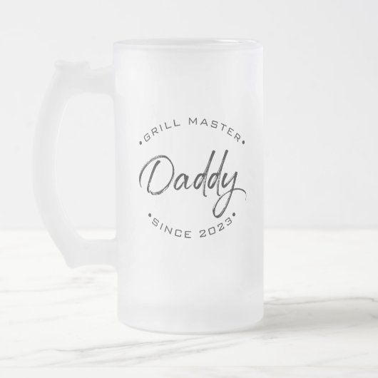 Aangepast jaar Handlettering Grill Master Daddy Matglas Bierpul (Links)