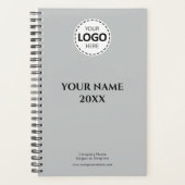Aangepast Jaar, Logo, Naam en Tekst, Grijze Dagboe Planner (Voorkant)