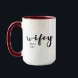 Aangepast jaar modern script mok<br><div class="desc">Gepersonaliseerd deze tweetalige mok met je gedenkjaar voor 'Wifey'. Het elegante manuscript met gepersonaliseerde tekst maakt een attent geschenk.</div>