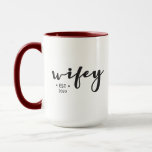 Aangepast jaar modern script mok<br><div class="desc">Gepersonaliseerd deze tweetalige mok met je gedenkjaar voor 'Wifey'. Het elegante manuscript met gepersonaliseerde tekst maakt een attent geschenk.</div>