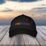 Aangepast jaar voor Pride regenboog Geborduurde Pet<br><div class="desc">Ga voor trots met dit geweldige aangepaste geborduurde pet! In het ontwerp staat het woord "PRIDE" in de regenboogletters,  met het jaar naast het paarse.</div>