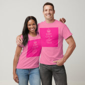 Aangepast kalm houden en roze Jouw tekst-decor T-shirt (Unisex)