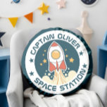 Aangepast Kinder ruimteschip Rond Kussen<br><div class="desc">🚀 Blast Off naar Dreamland! Voeg een vleugje kosmische charme toe aan de kamer van je kleine astronaut met dit werpkussen met een ruimtethema! Perfect voor het creëren van een galactisch uitje in hun slaapkamer, dit kussen is meer dan alleen een inrichting - het is een ticket naar de sterren....</div>