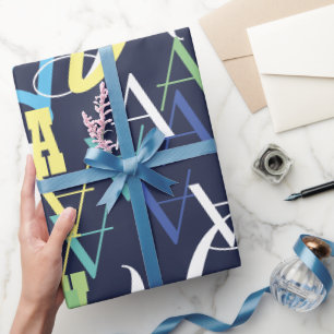 aangepast kleurenpatroon kinder initiaal op blauw cadeaupapier