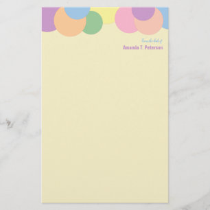 Aangepast kleurrijk cirkelpatroon vanaf het bureau briefpapier