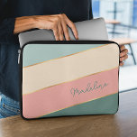 Aangepast koraal met blindheid - Groene Ivory Stri Laptop Sleeve<br><div class="desc">Houd uw nieuwe elektronische apparaat veilig tegen schurft en krassen met deze stijlvolle, hedendaagse, dunne koraalspoeling, lichte en donkere munt en een ivoorkleurige, gestreept, waterbestendige neopreenlaptophoes met ritssluiting. Met ruimte om aan te passen met naam, monogram of initialen van uw keuze. Mooie, moderne en koele cover voor trendbarige en kunstliefhebbende...</div>