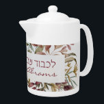 Aangepast Lichvod Shabbat Chuppah Gift Idee Theepot<br><div class="desc">Een mooie theepikcher voor je familie of voor cadeau als geschenk. Bewerk de tekst "Familie abramen" eenvoudig met de eigen tekst. De Hebreeuwse woorden verklaren: Lichvod Shabbat ve-Yom Tov - Ter ere van Shabbat en/of Holiday.</div>