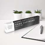 Aangepast Logo elegant minimalistisch zwart wit ac Naambordje<br><div class="desc">Voeg een strak, professioneel tintje toe aan elke werkruimte met dit gepersonaliseerde bord met acrylbureaunaam. Met een modern, minimalistisch, stijlvol ontwerp kan deze naamplaat worden aangepast met uw logo, naam, achternaam en functietitel. De zwarte achtergrond kan worden gewijzigd in elke andere kleur, dus kan de witte kleur van lettertypen zijn,...</div>